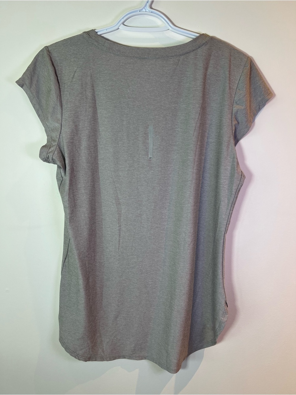 Reebok Women’s Large Grey Scoop Neck Performance Tee - Picture 6 of 7